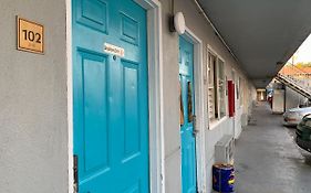 Tiki Lodge Mchenry - Downtown Modesto